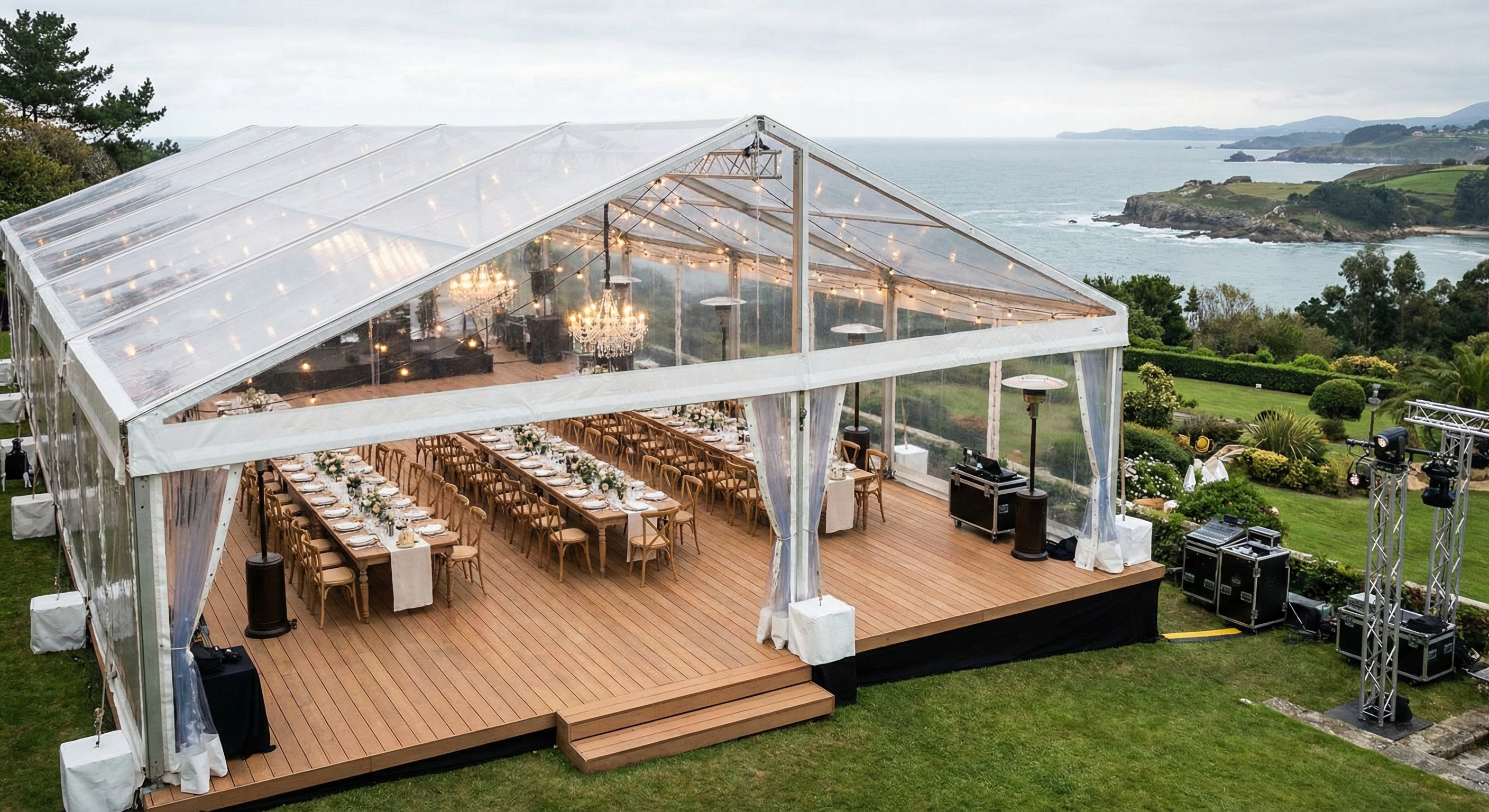 Carpa transparente de banquete con montaje técnico no invasivo y vistas a ría/costa cantábrica, logística de boda en palacio histórico