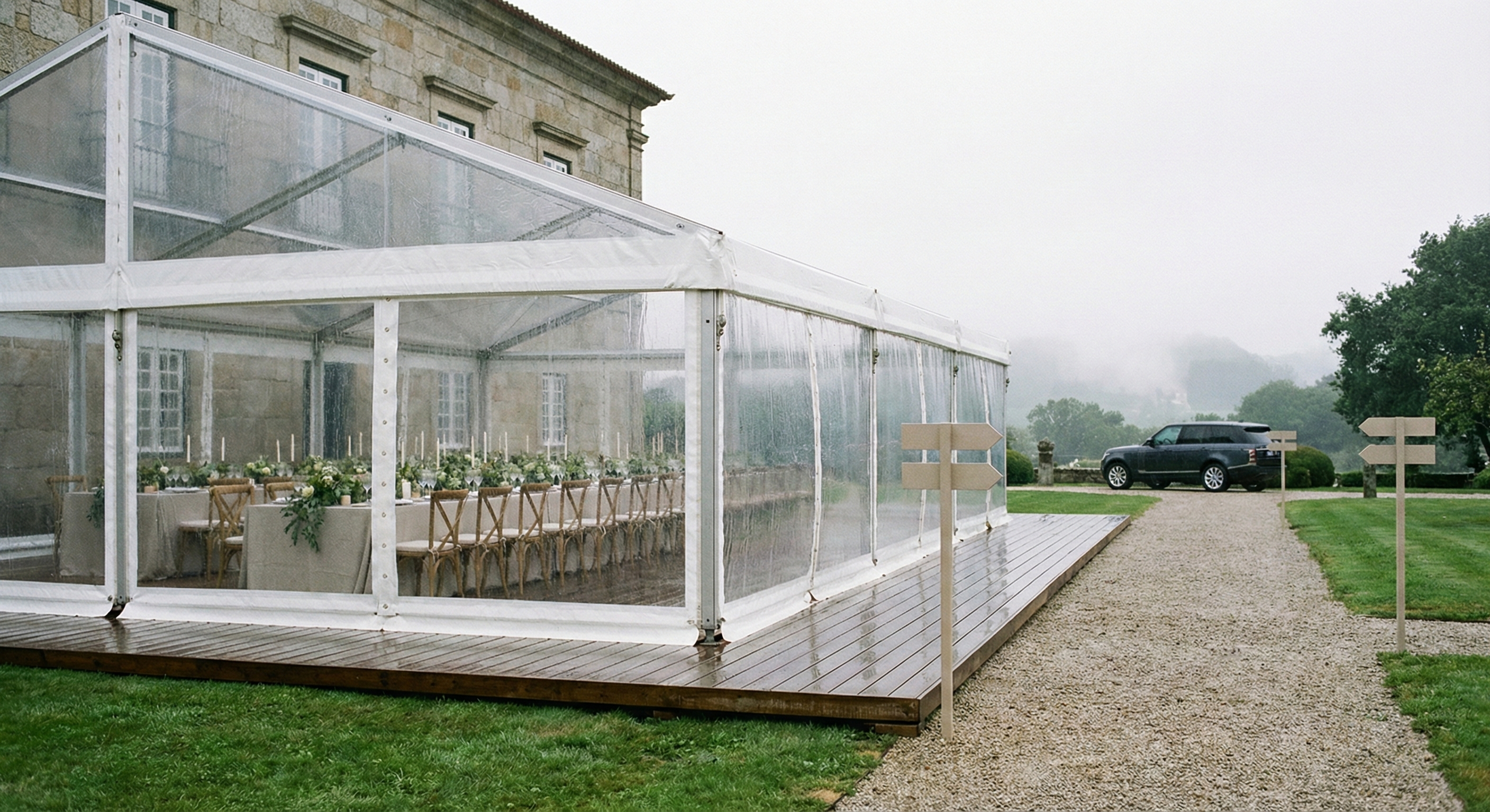 Carpa impermeable elegante en jardín mojado con montaje de banquete y circulación, plan de lluvia en hoteles con encanto en Galicia
