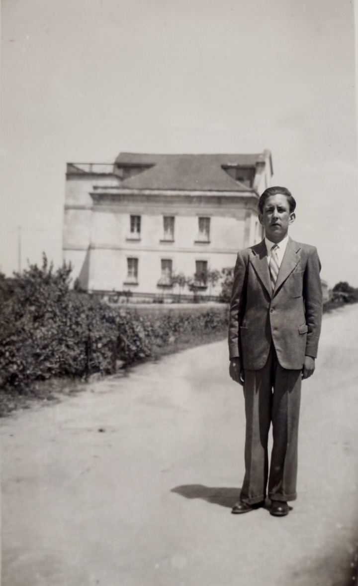 Niño frente al palacete, años veinte