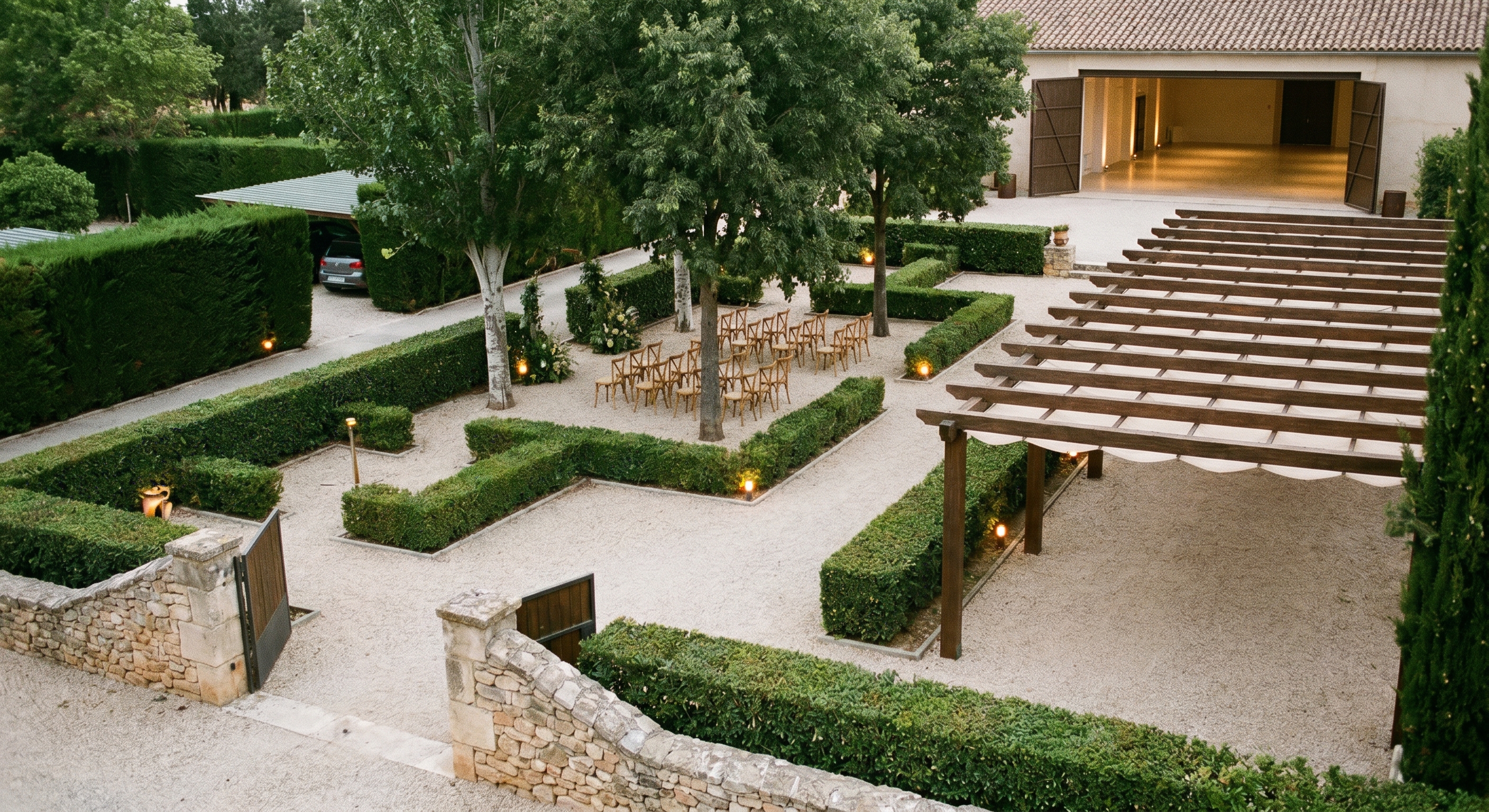 Jardín operable para evento en casa rural con jardín: flujos claros, ceremonia bajo arbolado, cóctel bajo pérgola y plan B interior