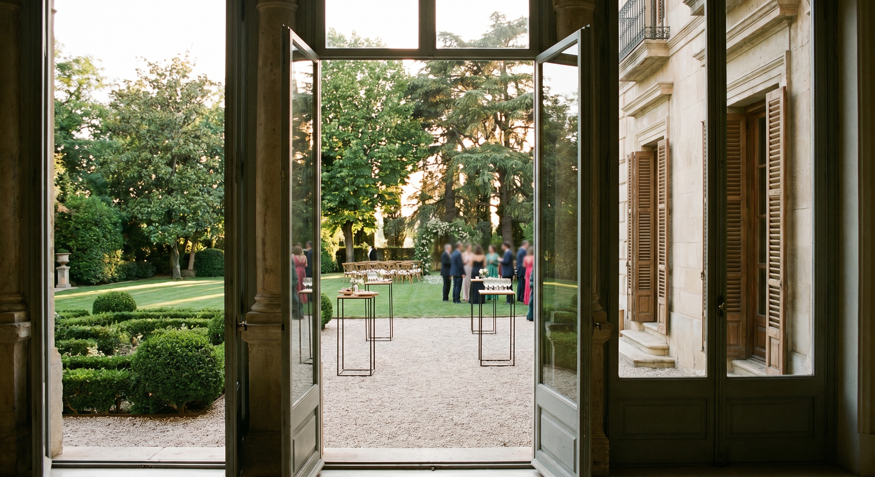 Casa señorial tipo palacete español con jardín histórico preparado para evento, con transición fluida interior–exterior