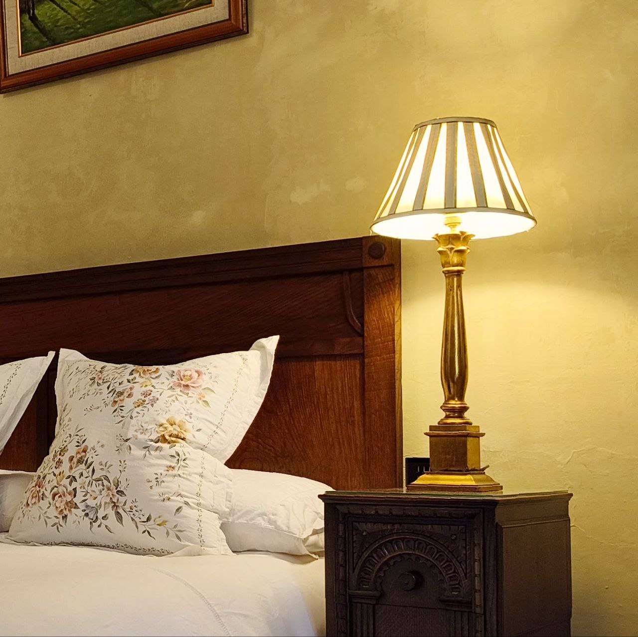 Habitación La Indiana de Santa Emilia con cama de madera y luz cálida