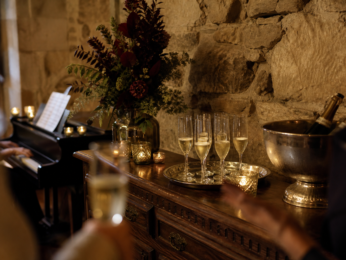Recepcion con copas musica y piedra historica en una cena de empresa