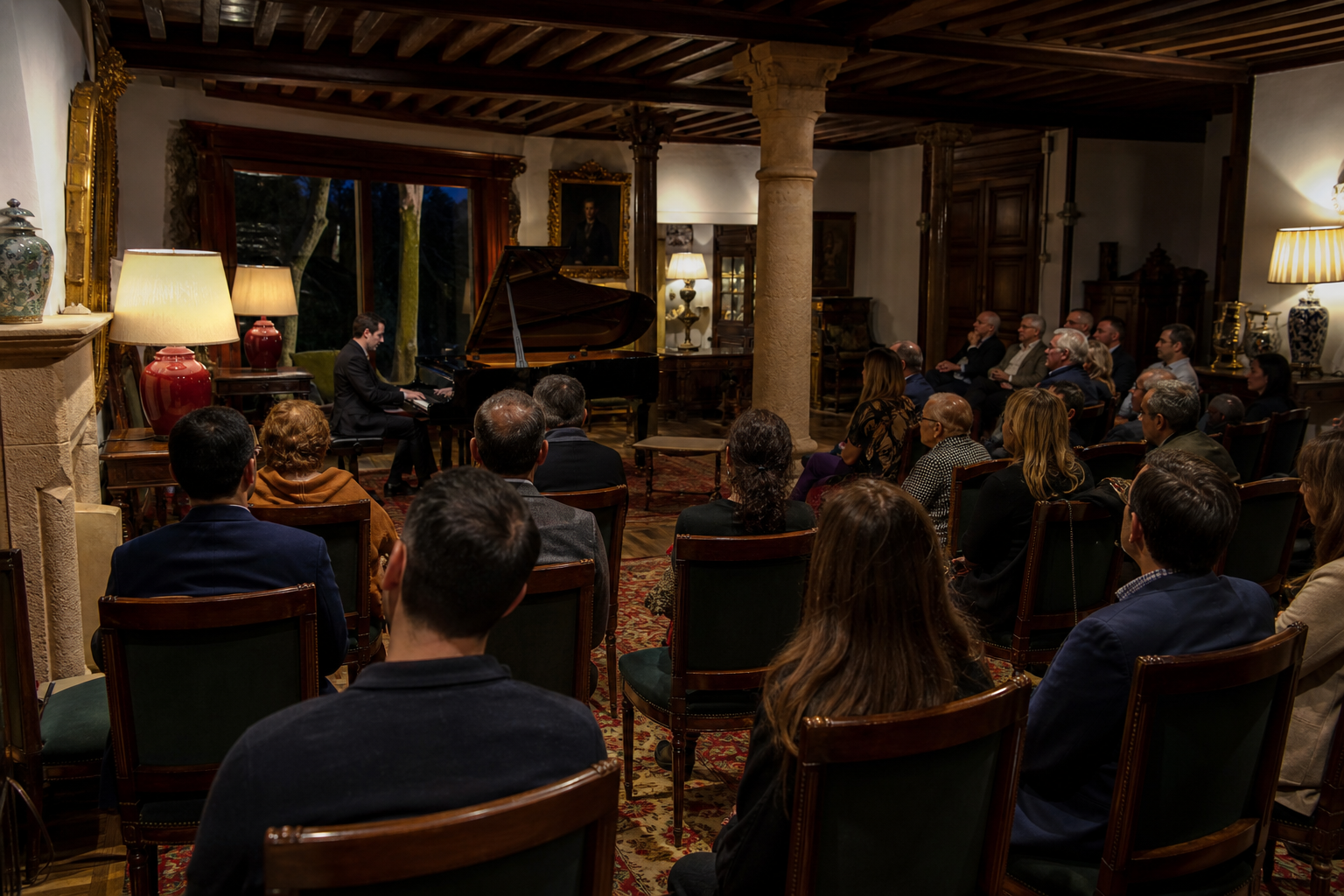 Público escuchando un recital de piano en un salón histórico