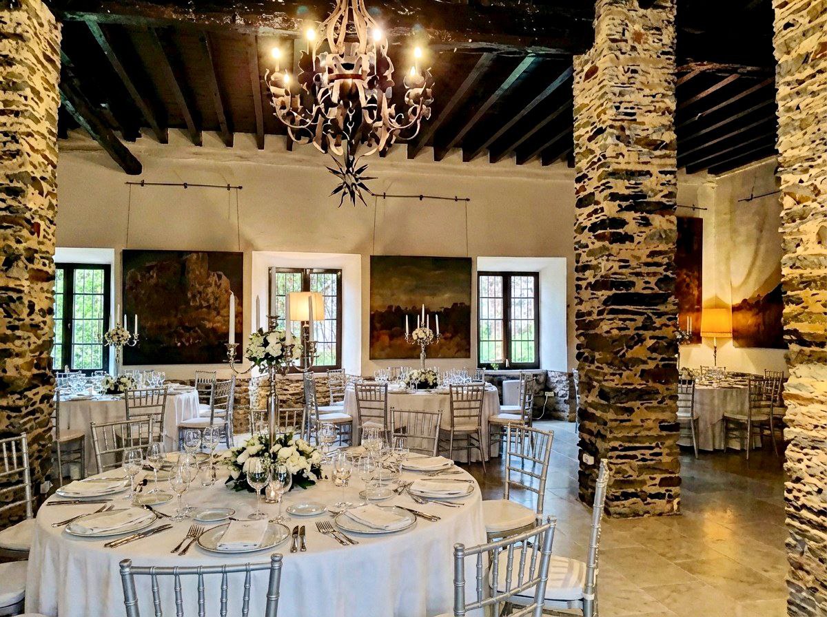 Salón de los Pilares de Santa Emilia preparado para una boda con mesas, ventanales y luz cálida