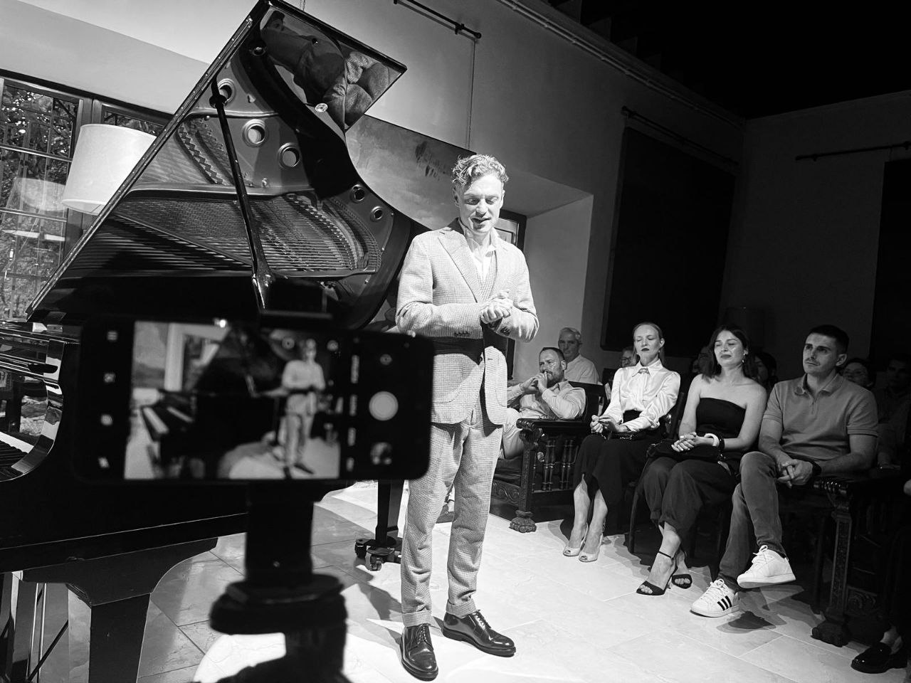 Piano y publico en un concierto real de Santa Emilia