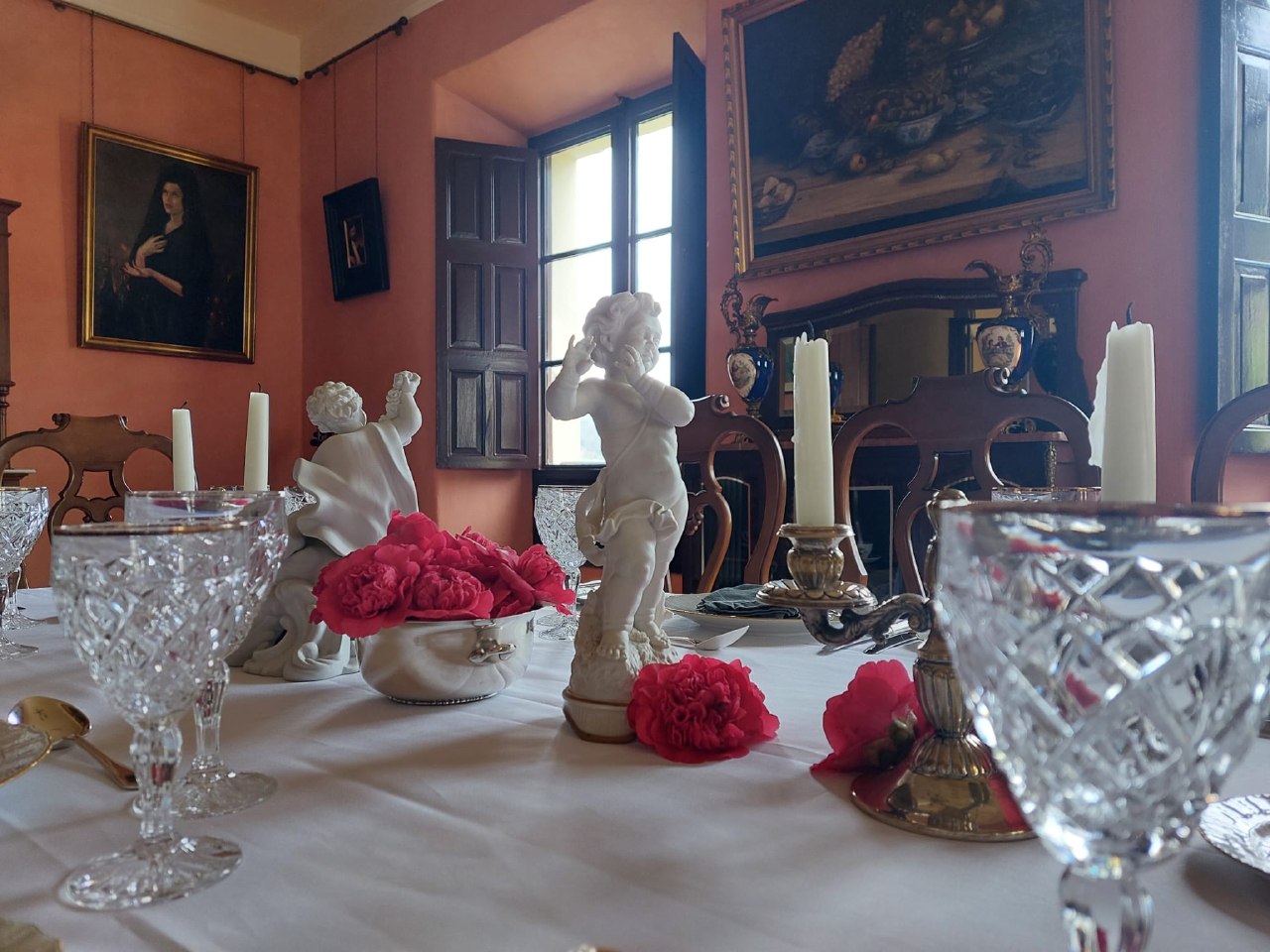 Mesa preparada en el comedor real del Palacio Santa Emilia en Mondoñedo