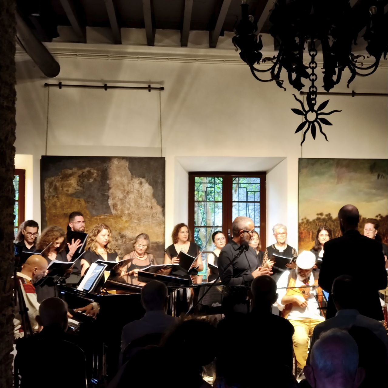 Concierto con piano y público en el Salón de los Pilares de Santa Emilia