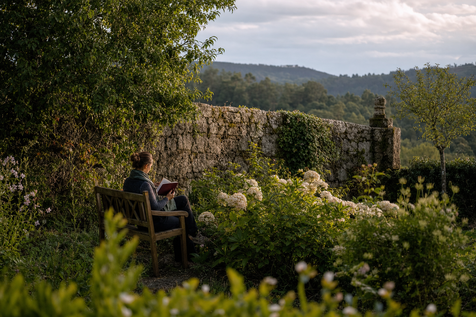 Lectora descansando en un jardín amurallado al atardecer