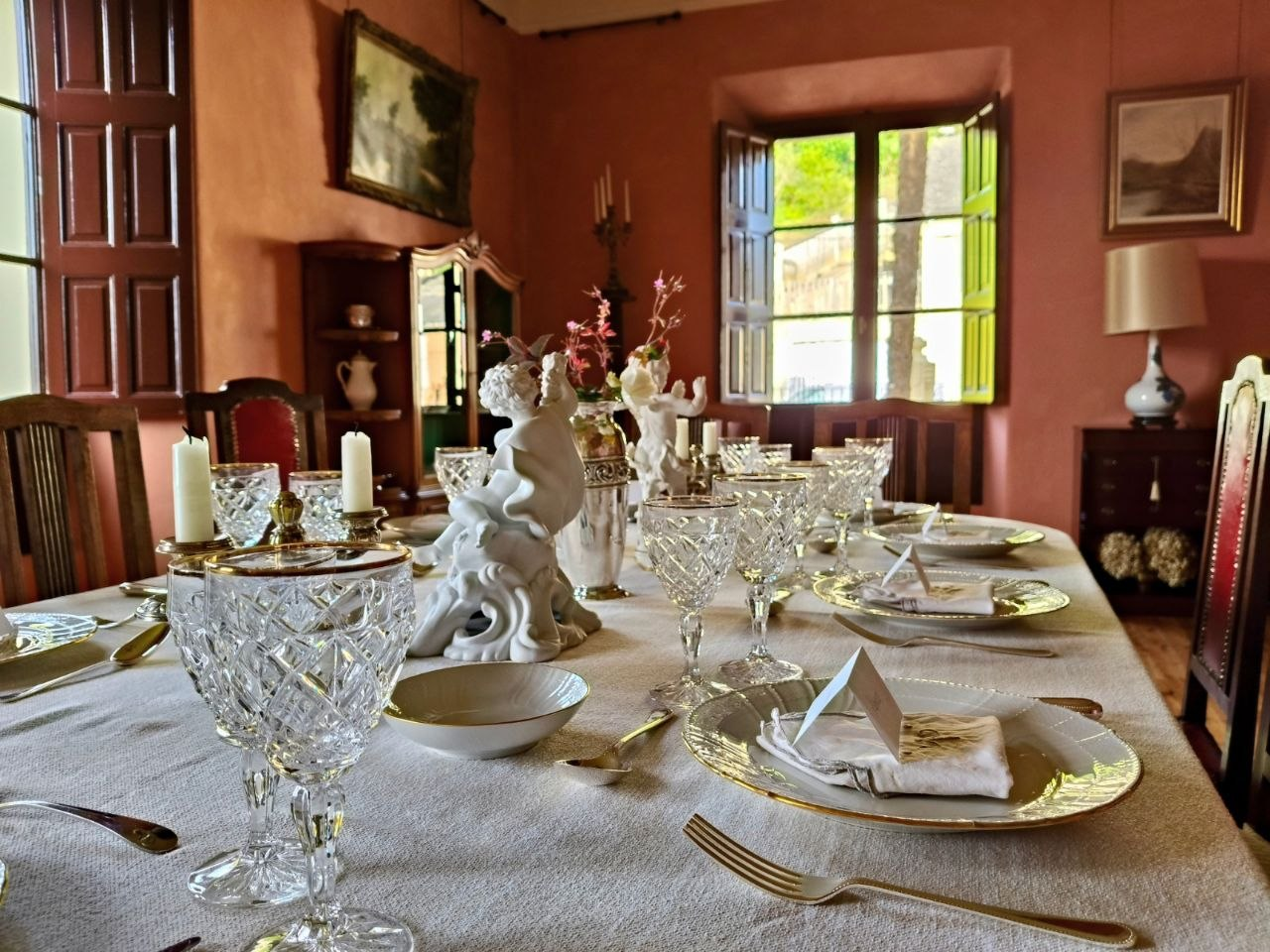 Comedor de Santa Emilia preparado con cristal y vajilla