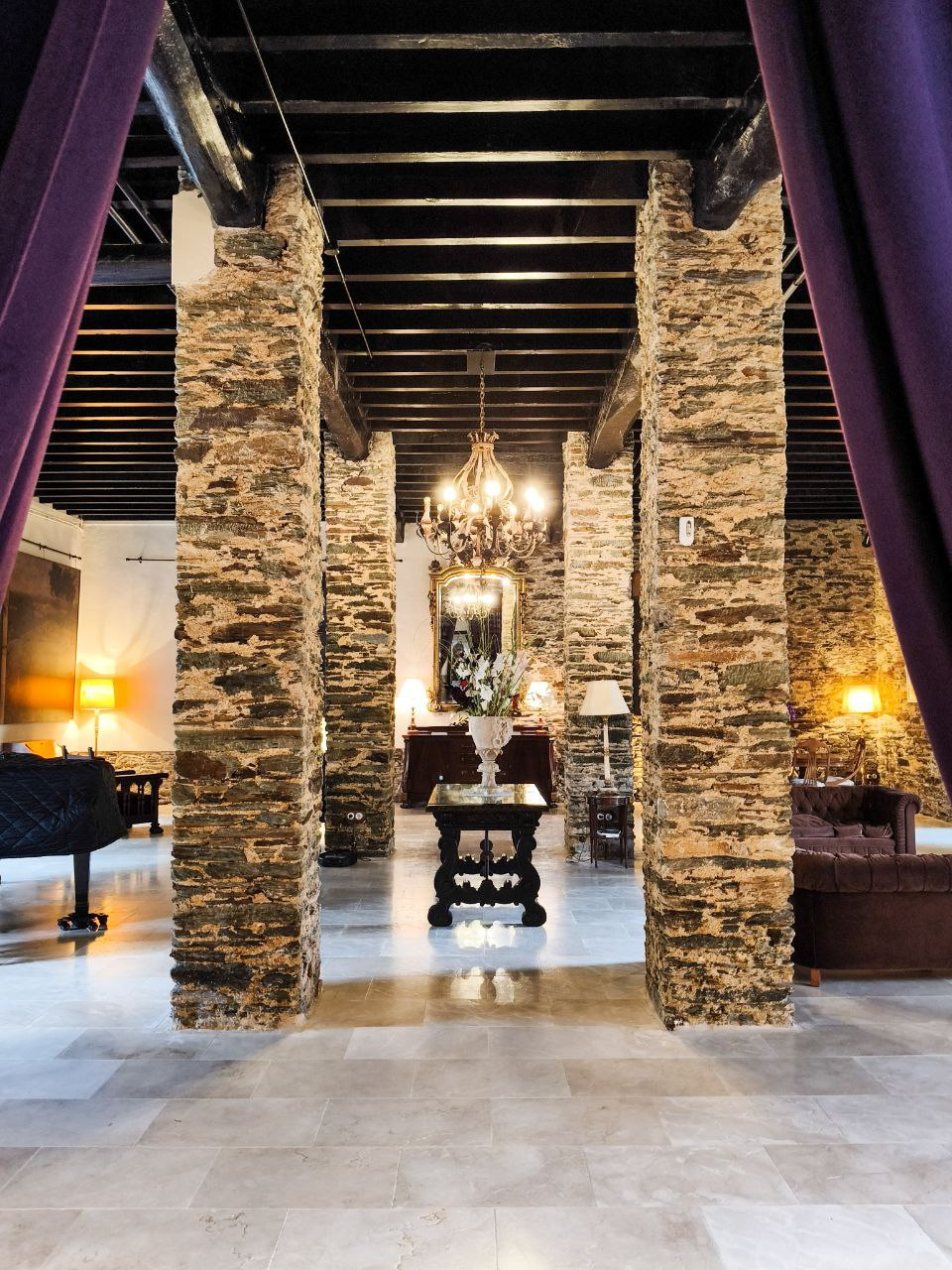 Salón de los Pilares en Santa Emilia