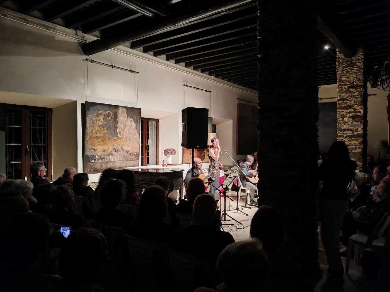 Actuación con público en el Salón de los Pilares de Santa Emilia