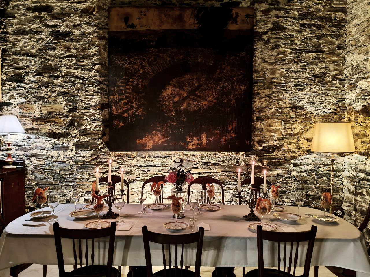 Mesa preparada en un salón de Santa Emilia