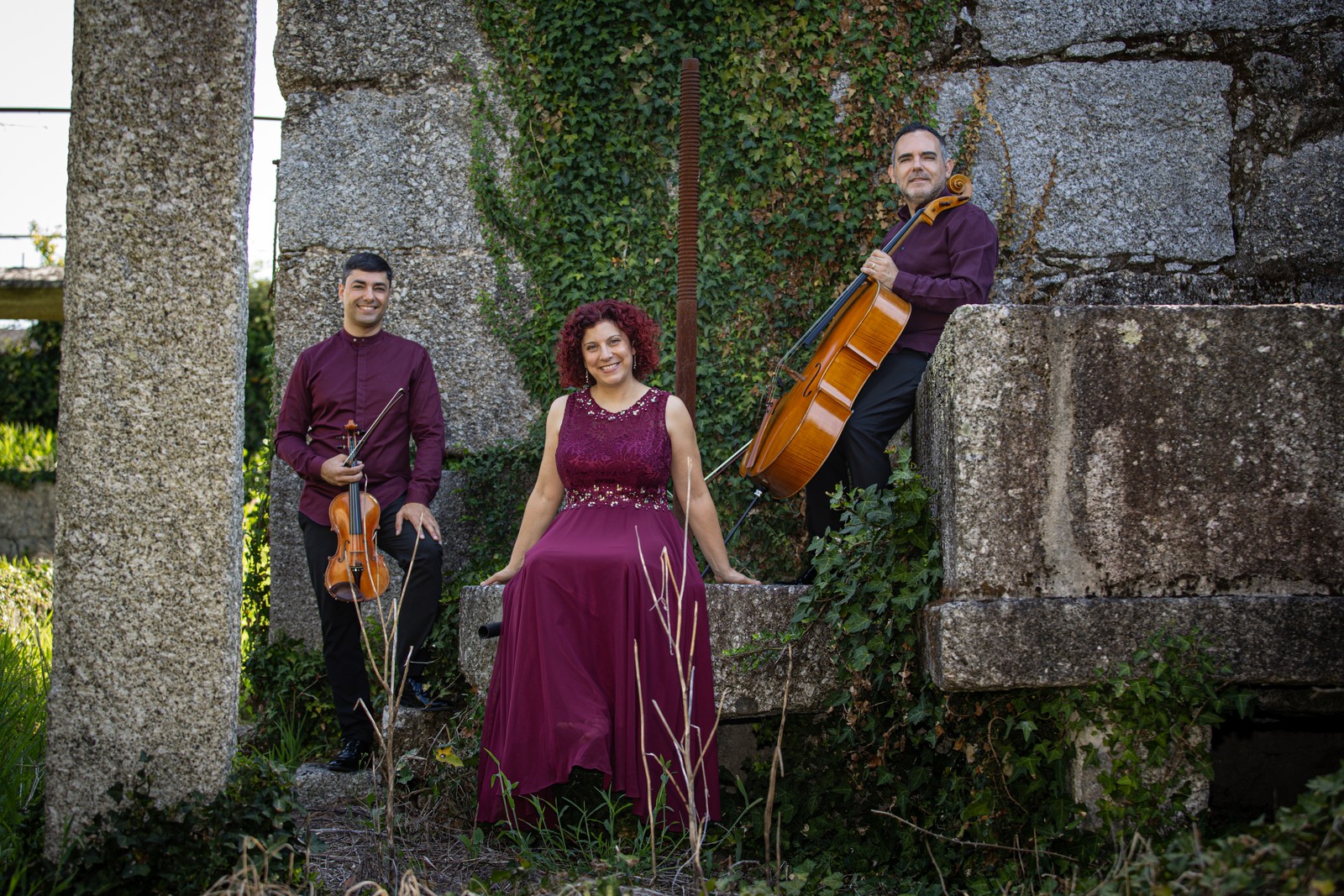 Ibertrio fotografiado en un entorno de piedra y vegetación