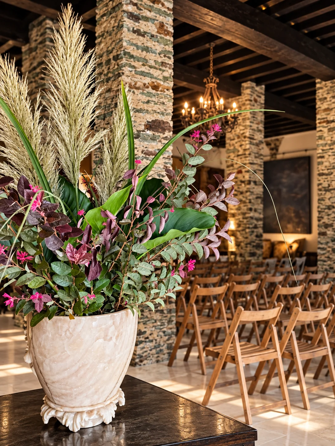 Flores de otoño ante los pilares del salón