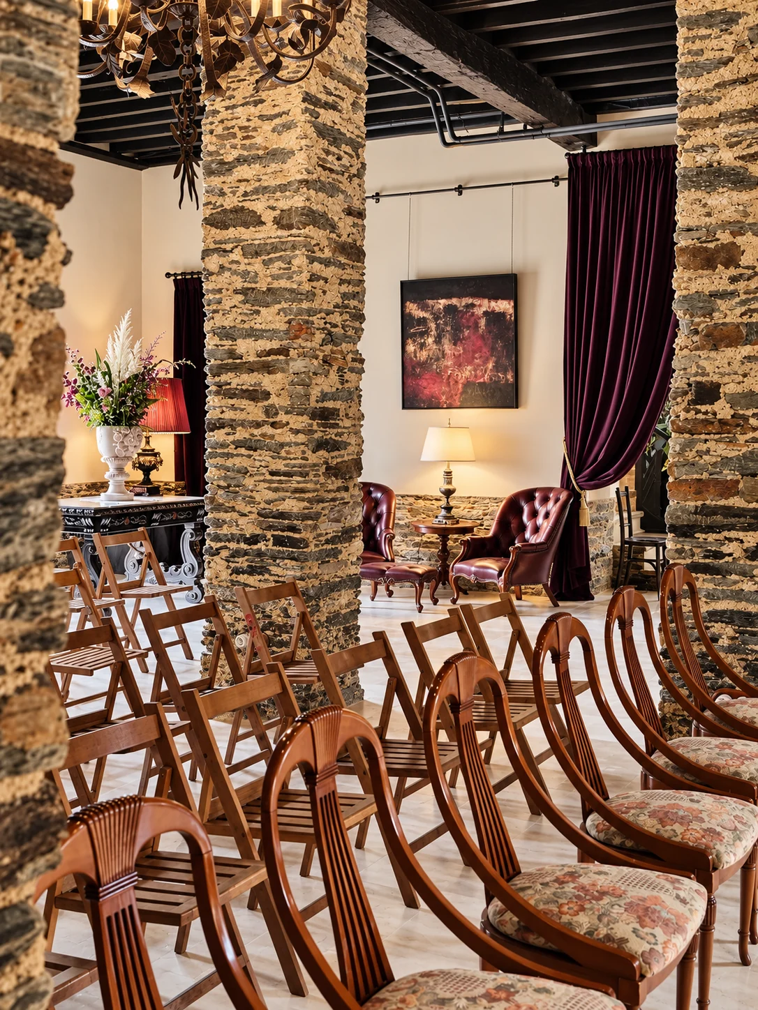 Los pilares de piedra, las butacas y las sillas del salón